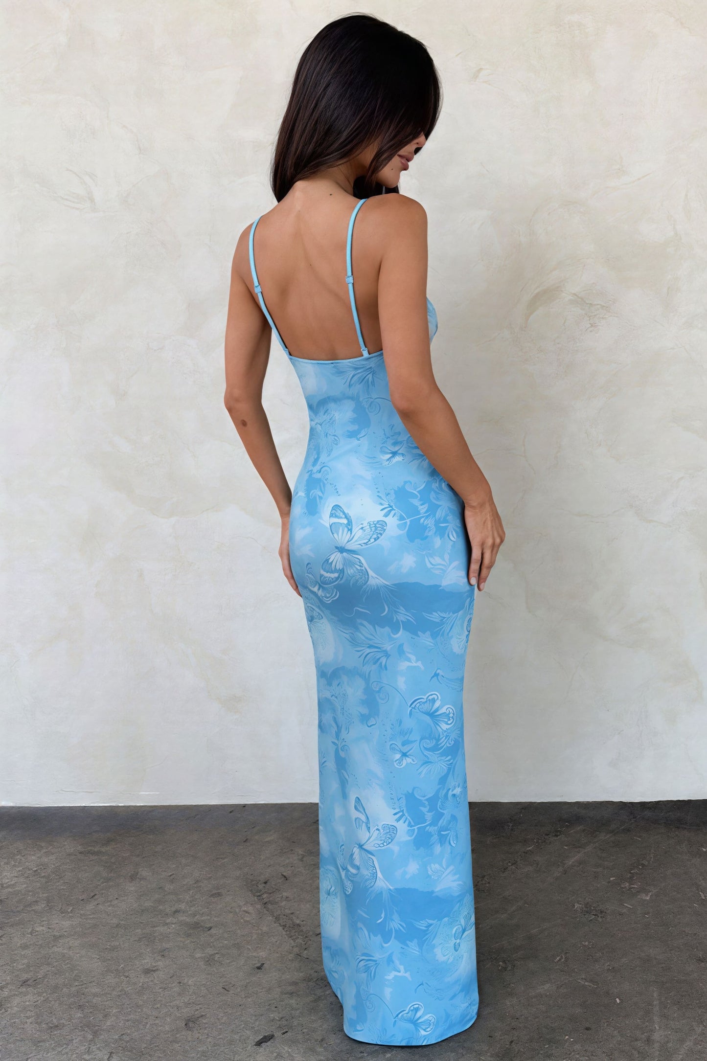 Dames maxi jurk met vlinderprint gestyled als zomerse en feestelijke outfit
