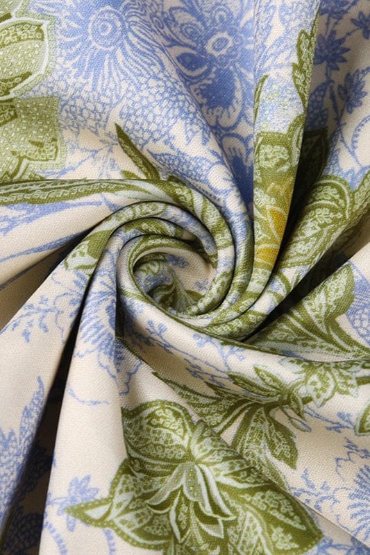 Dames maxi jurk met bloemenprint gedragen als elegante avondlook