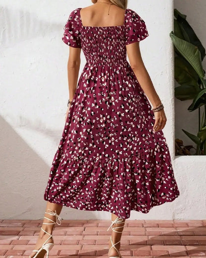 Detail van print, flutter mouwen en plooien van de dames midi jurk