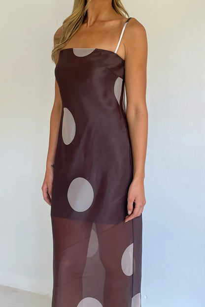 Zijaanzicht van strapless lange jurk met stippenprint en slanke silhouet