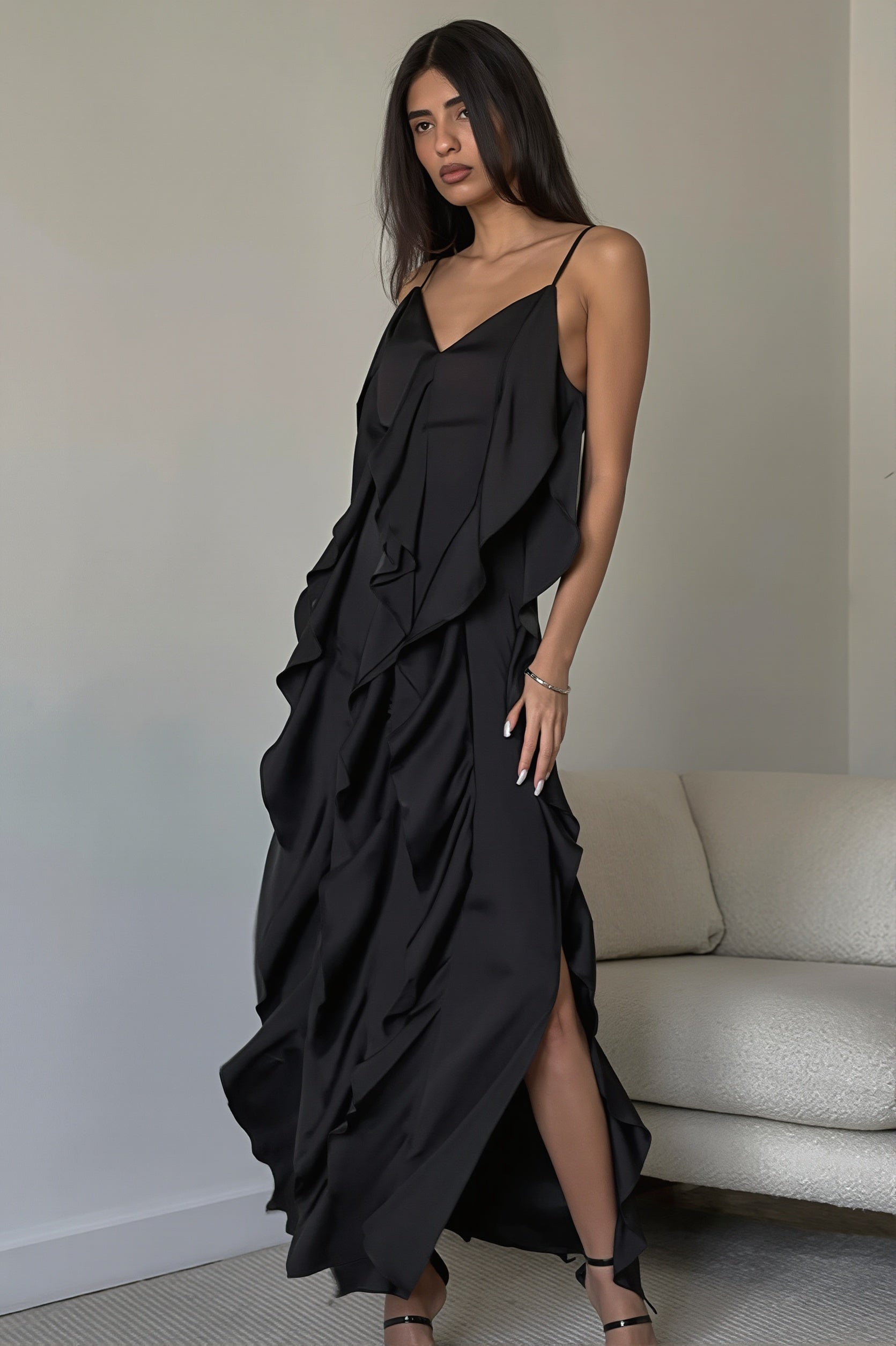 Detail van de V-hals en volantafwerking van de dames maxi jurk