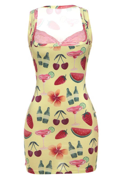 Dames mini jurk met fruitprint en kantdetail gedragen in een stijlvolle look