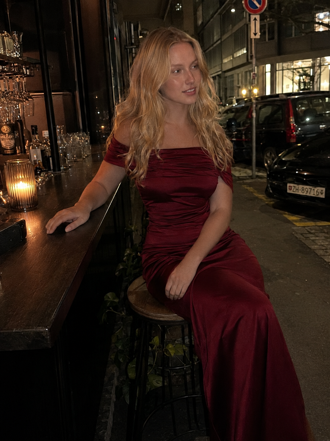 Aansluitende damesmaxijurk met lange zoom en off shoulder model
