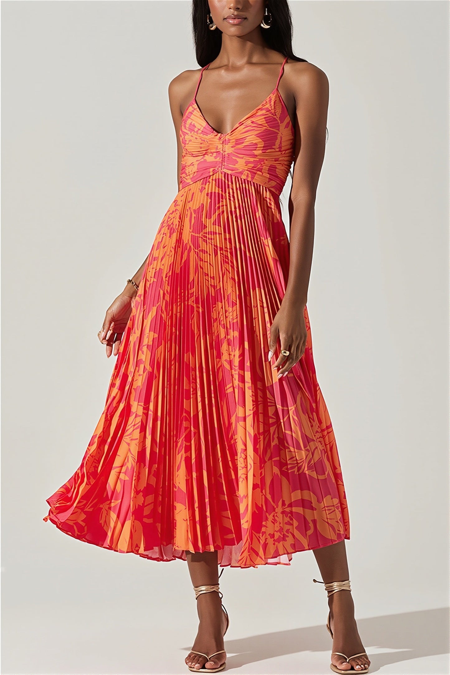 Dames midi jurk met bloemenprint en plissé vanuit een schuine hoek