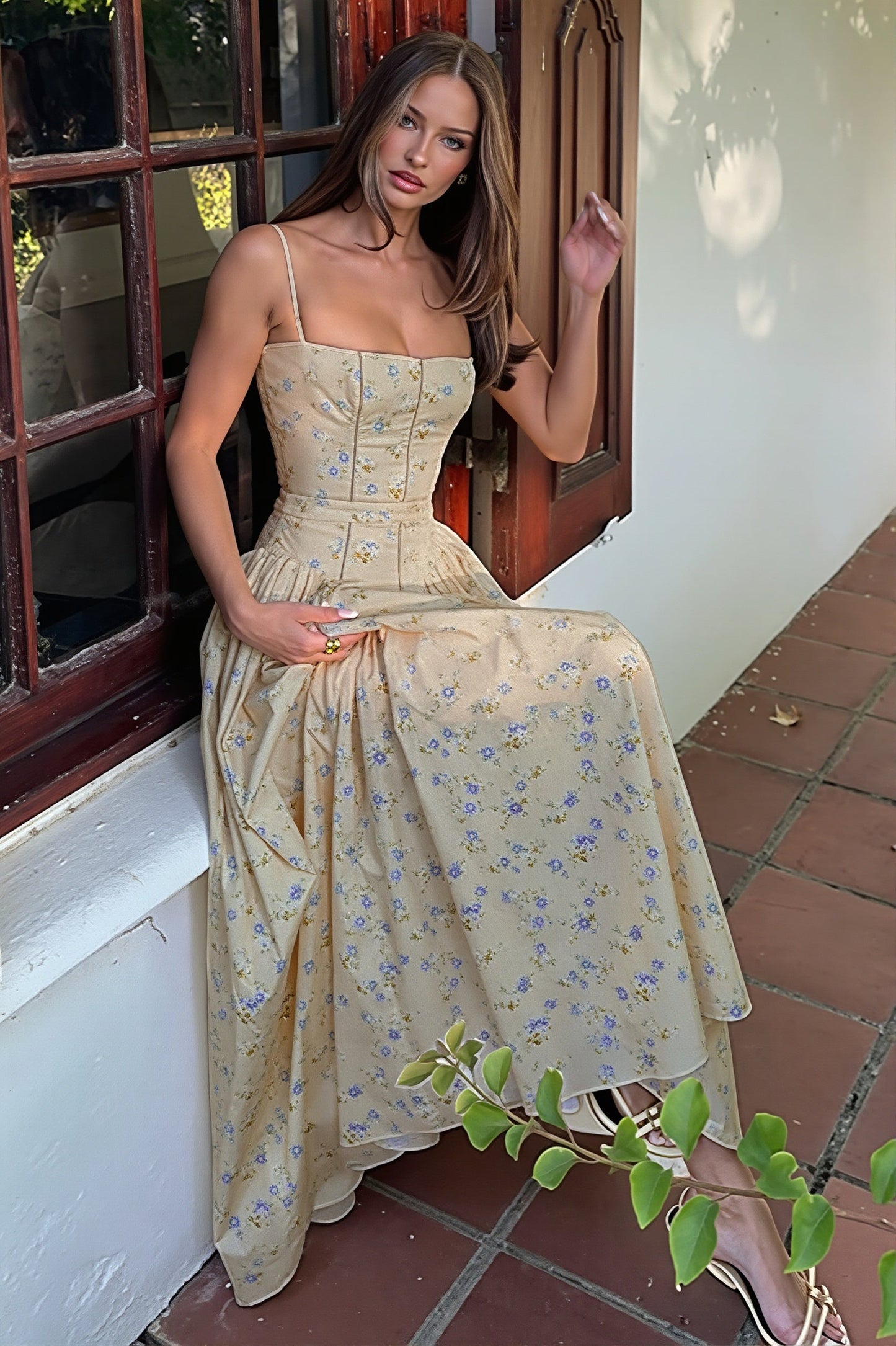 Achteraanzicht van de dames slipdress met smalle bandjes en lange rok