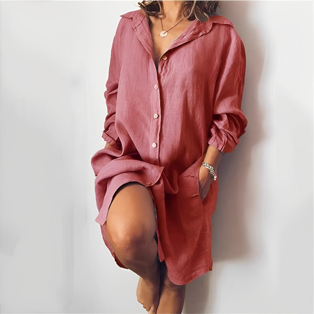 Middellange damesjurk van katoen met een comfortabel model