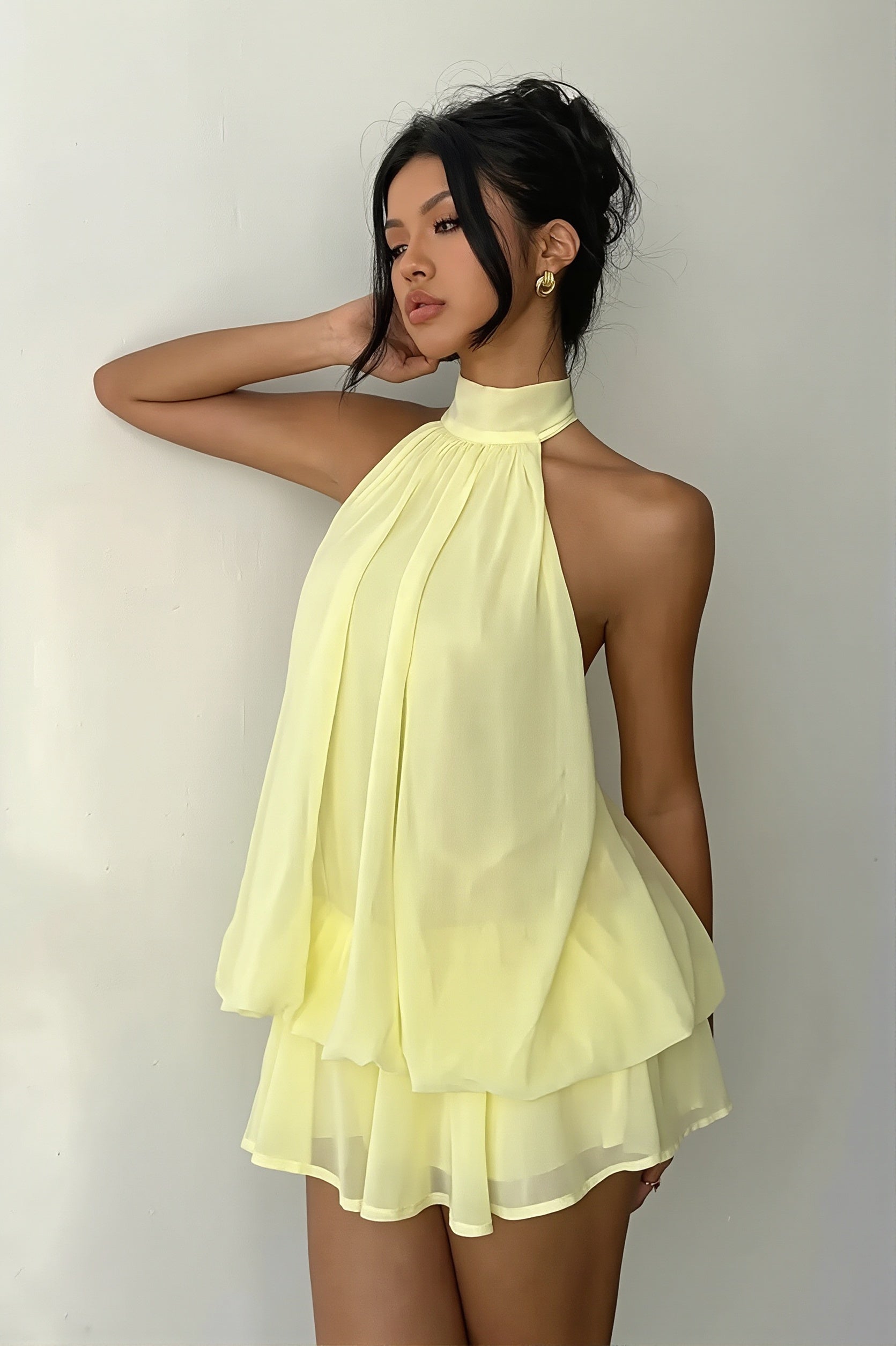 Detail van de hoge taille en zwierige rok van de mini jurk
