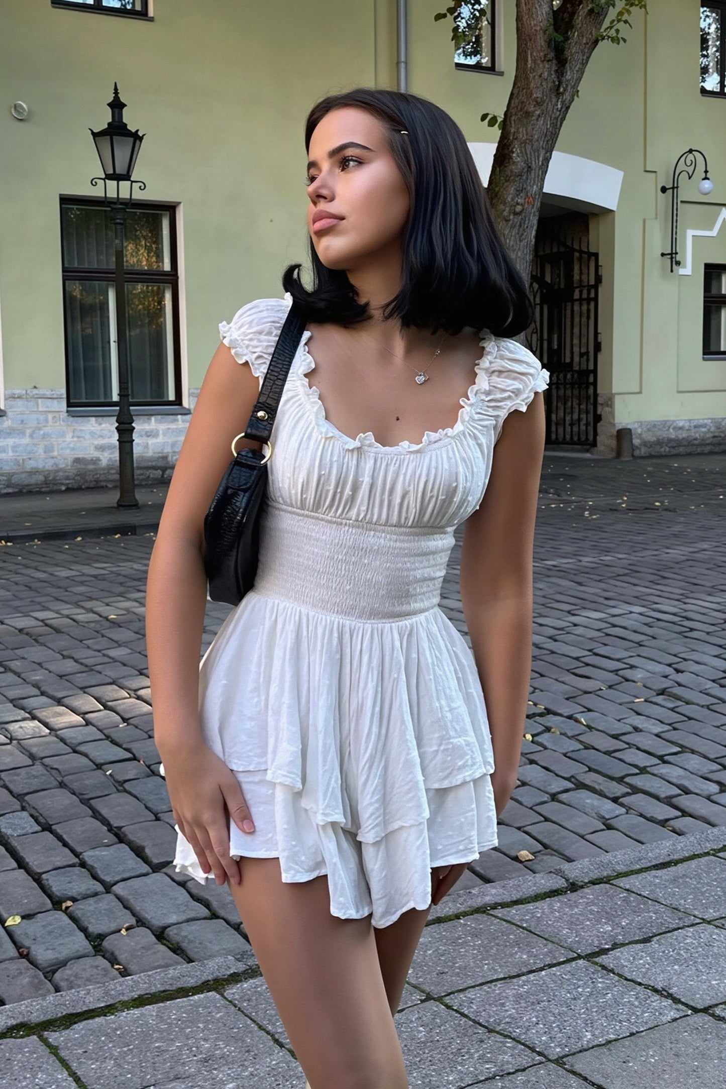 Dames off shoulder wikkel mini jurk met borduursel schuin vooraanzicht