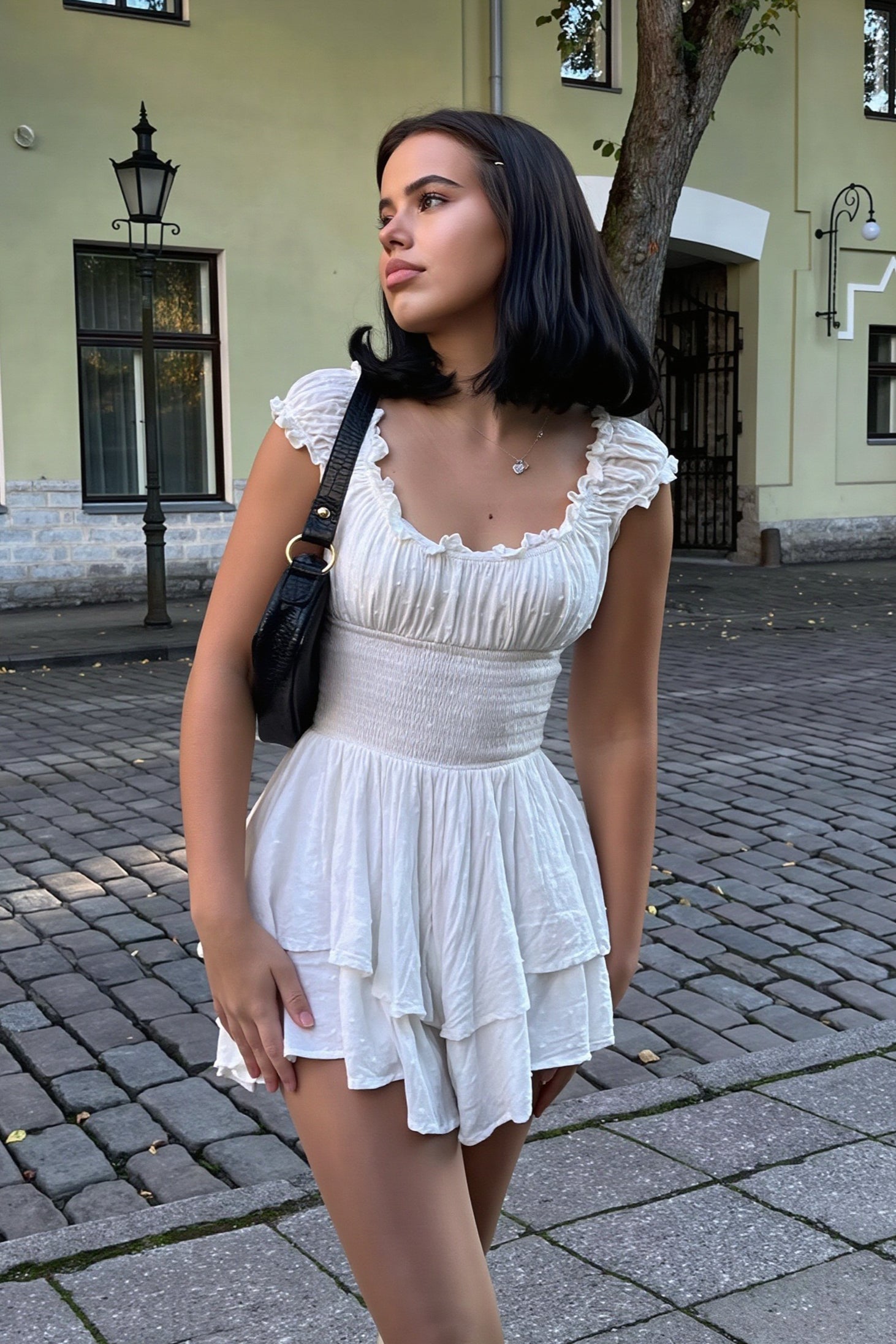 Dames off shoulder wikkel mini jurk met borduursel schuin vooraanzicht