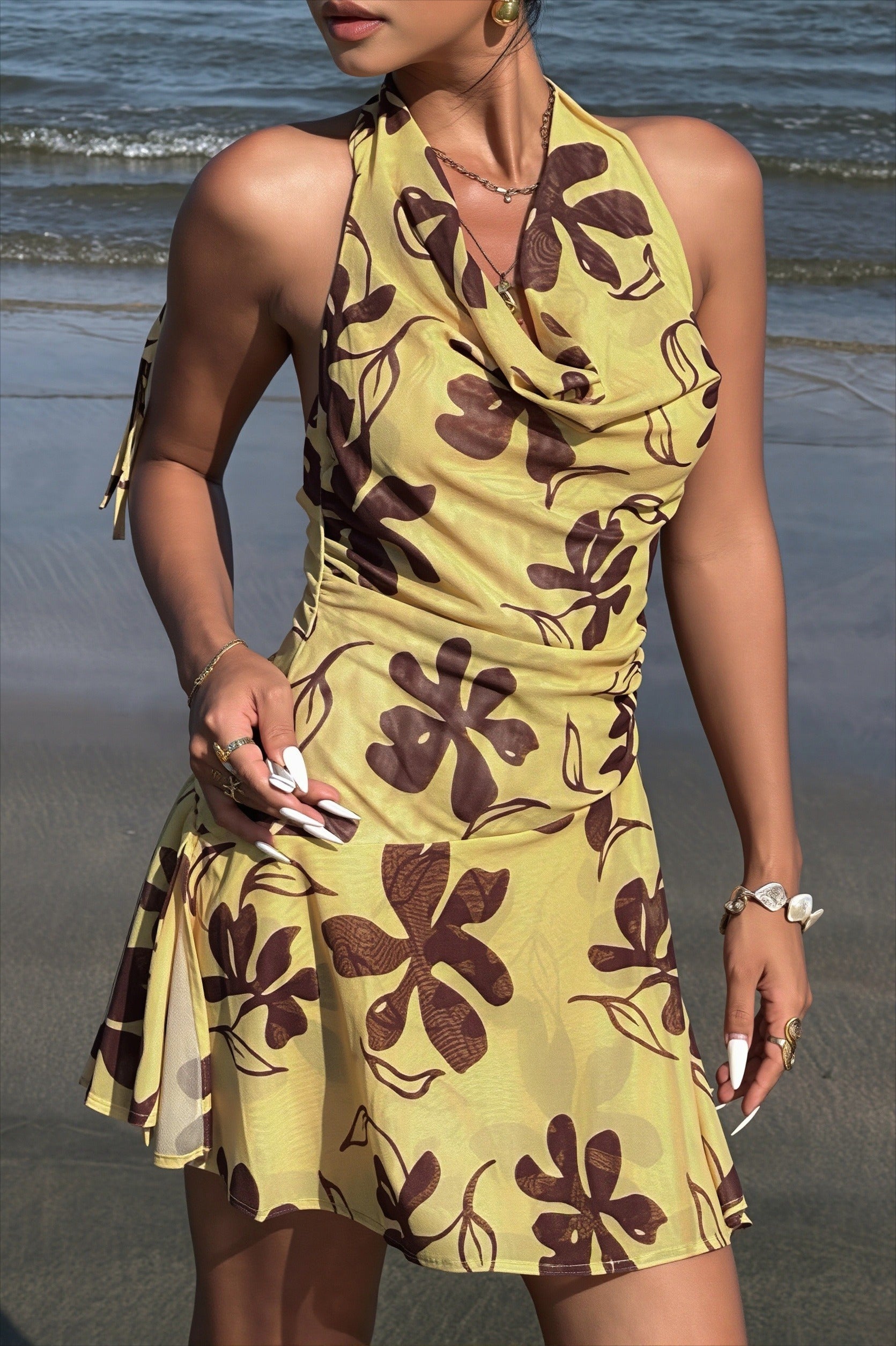 Dames halter mini jurk met bloemenprint en open rug, vooraanzicht