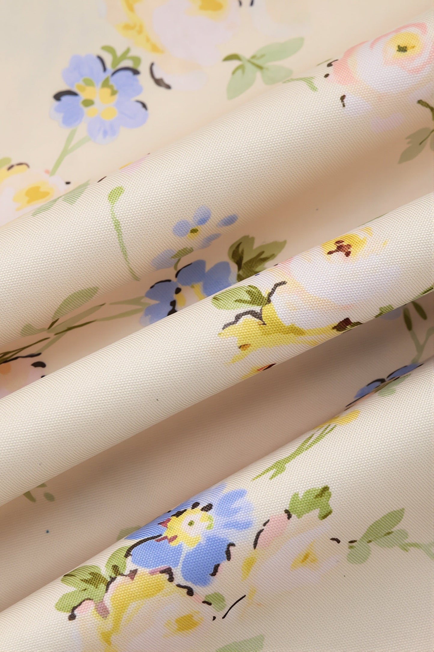 Dames maxi slipdress met bloemenprint gestyled als zomerse feestoutfit