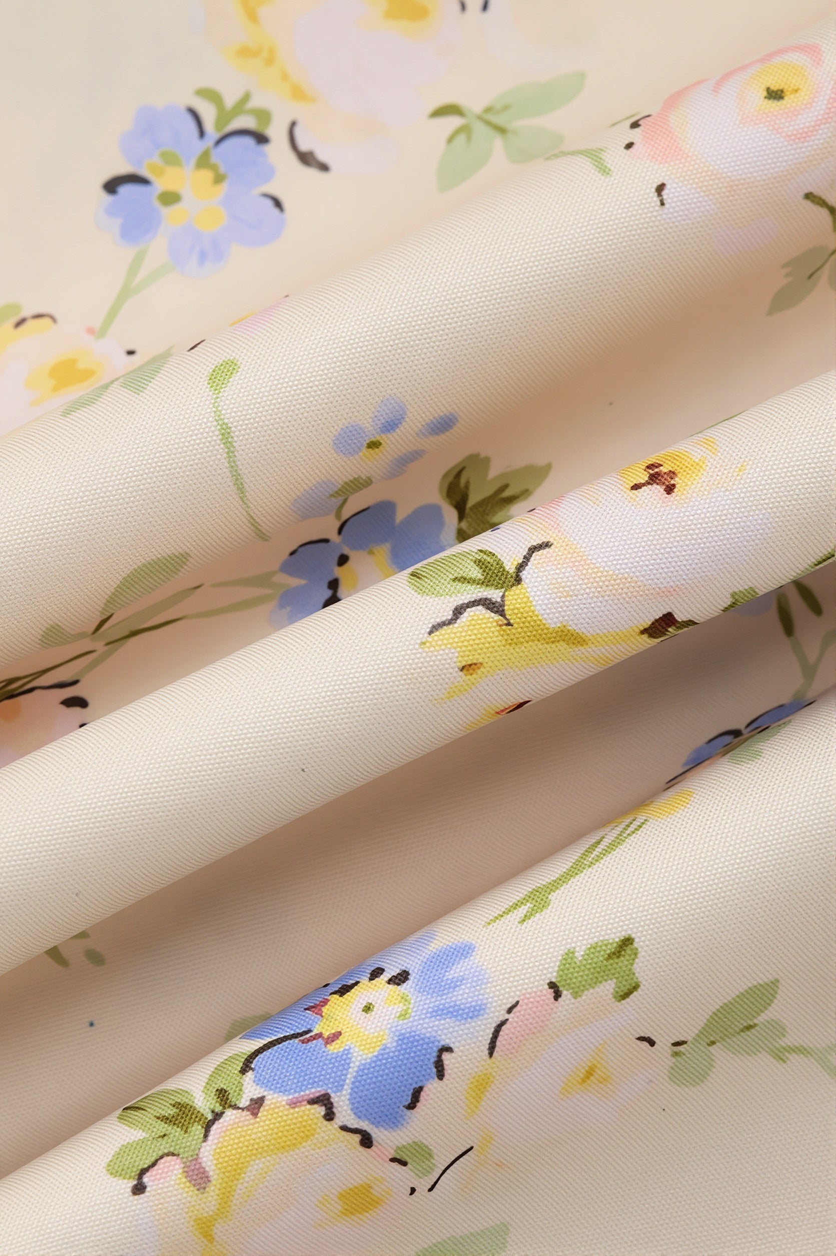 Dames maxi slipdress met bloemenprint gestyled als zomerse feestoutfit
