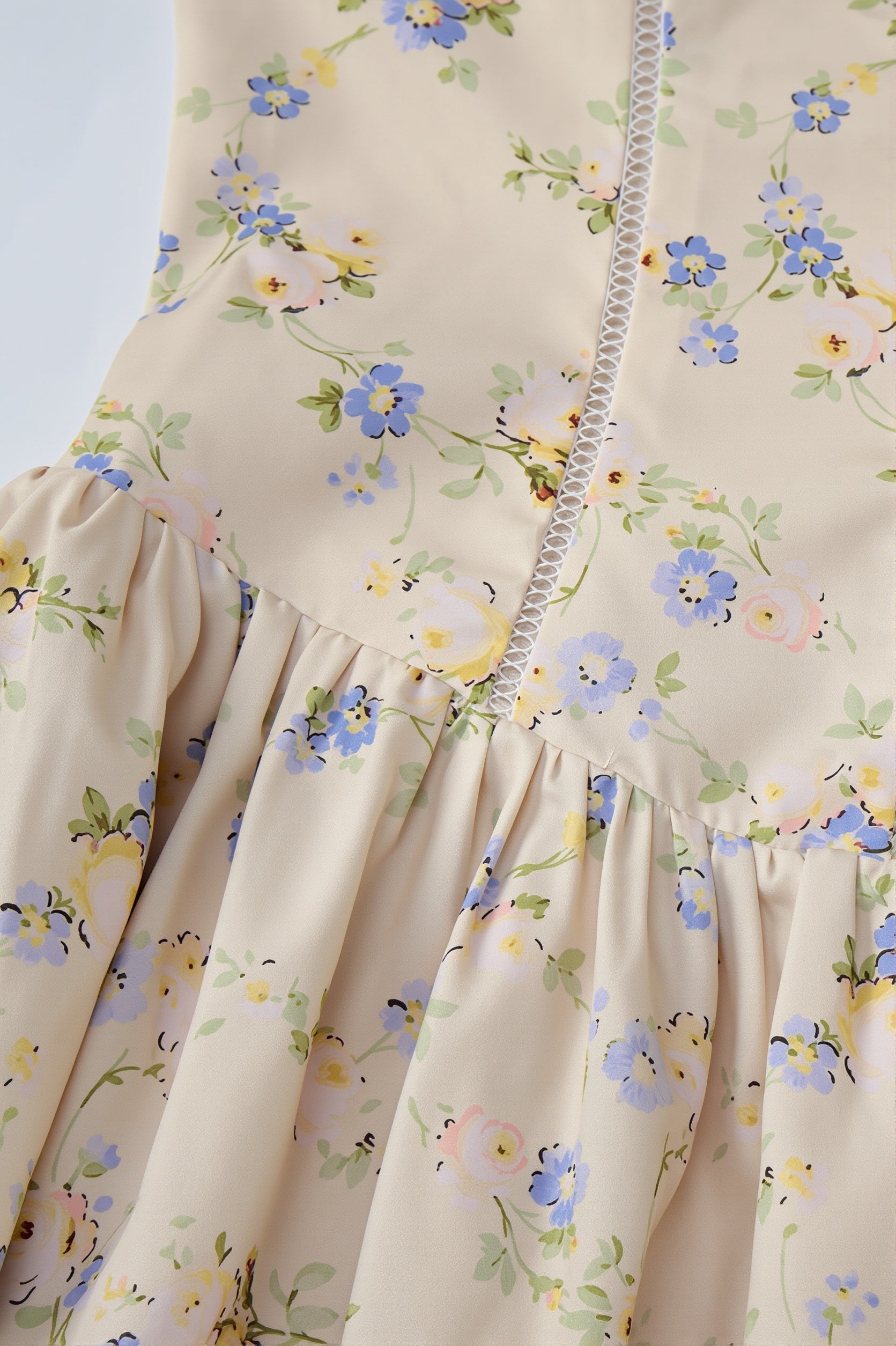 Close-up van de stof en bloemenprint van de dames maxi slipdress