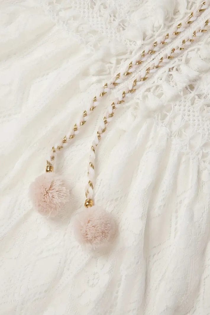 Dames midi jurk met kant gedragen in een luchtige en vrouwelijke look