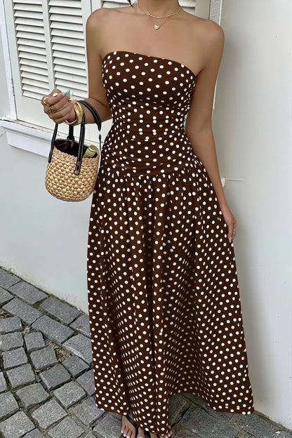 Lange damesjurk met polkadots en slim fit silhouet in close-up