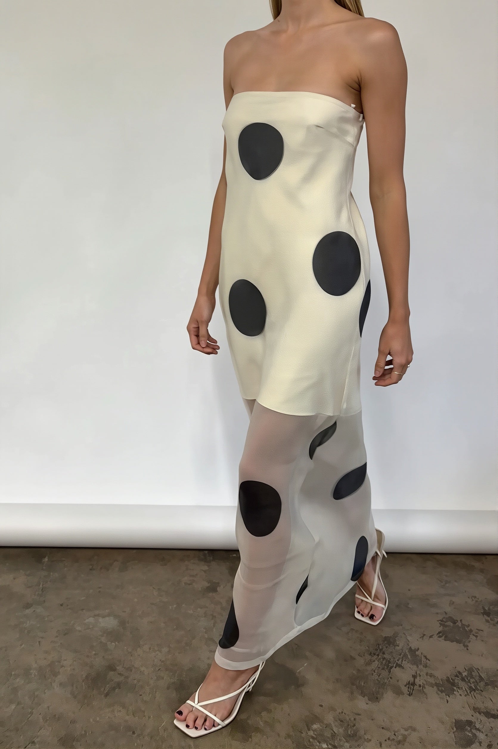Close-up van de slim fit taille en vloeiende rok van de strapless jurk