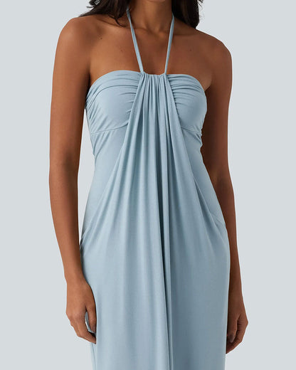 Detail van de halterhals en gedrapeerde stof van de dames maxi jurk