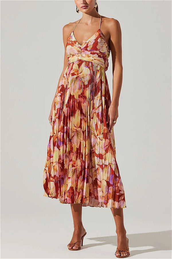 Dames midi jurk met bloemenprint gedragen in een staande pose