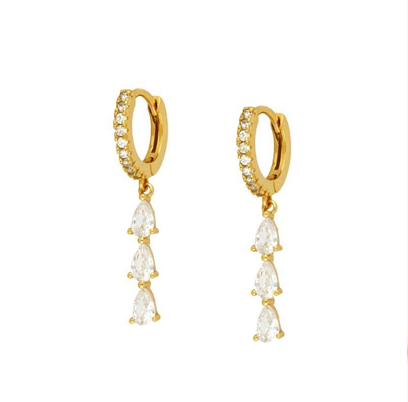 Close-up van zilveren damesoorbellen met ronde hoops en drop hangers