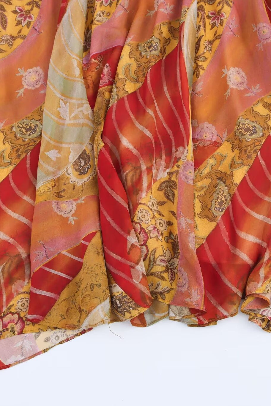 Close-up van de stof en print van de dames midi jurk