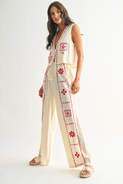 Detail van borduursel op een linnen co-ord set voor dames