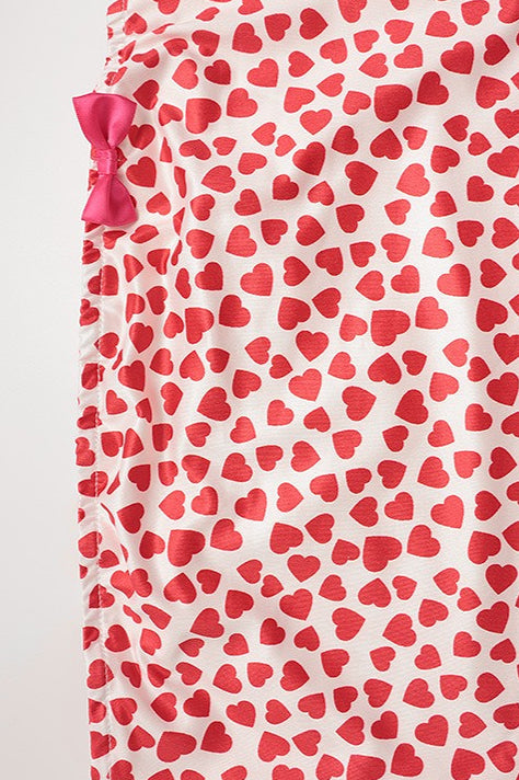 Detail van de hartprint en split van de strapless midi jurk