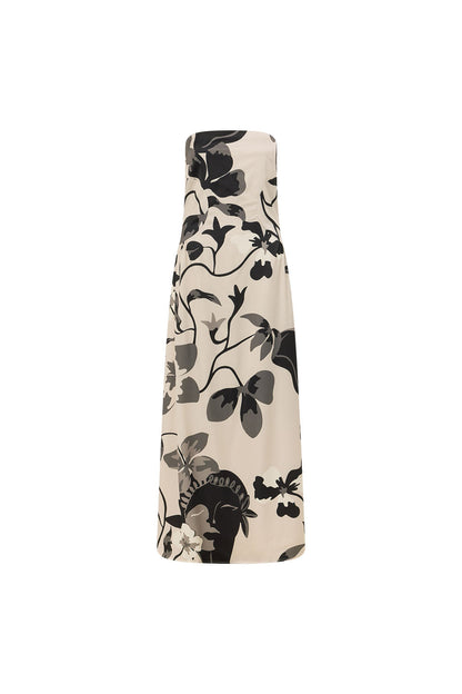 Dames jurk met print gedragen in volledig silhouet