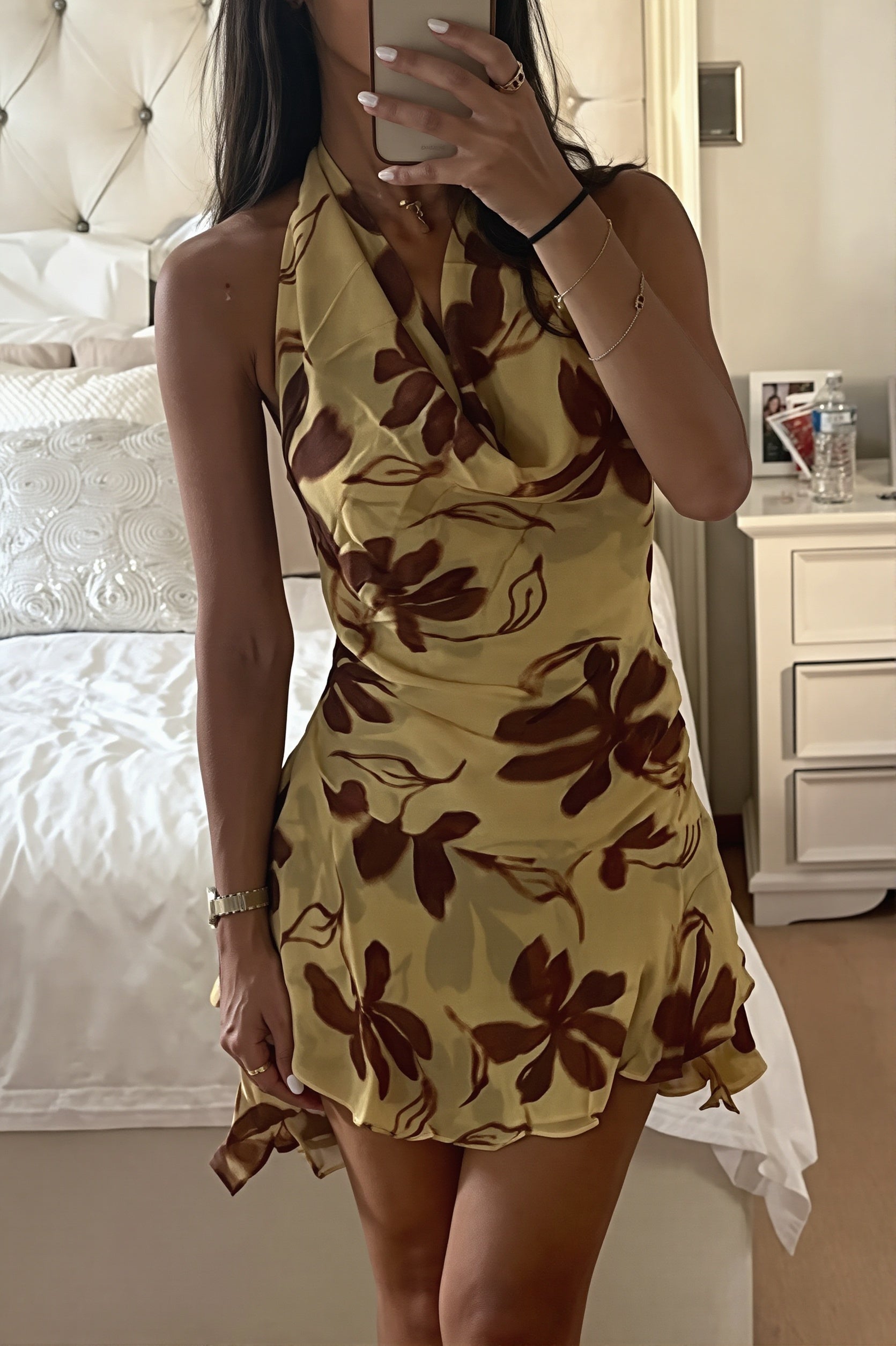 Dames mini jurk met bloemenprint en open rug, zijaanzicht