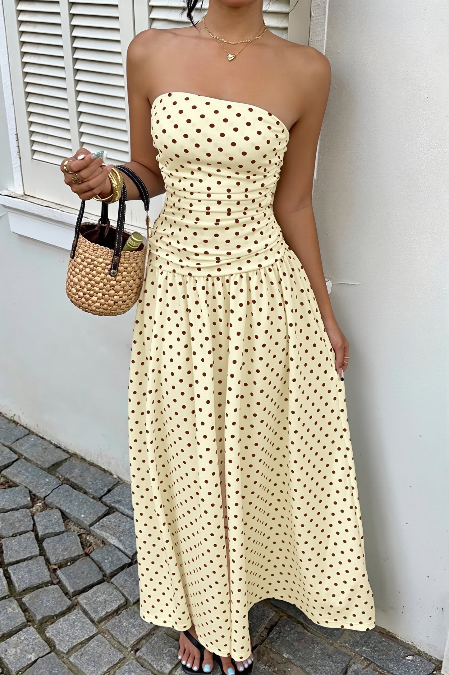 Achteraanzicht van dames strapless polkadot maxi jurk zonder mouwen