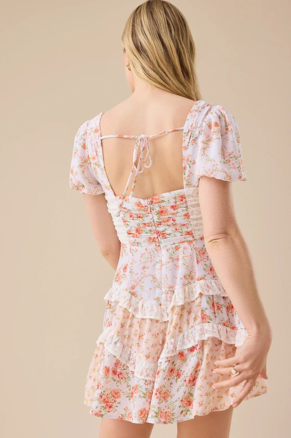 Minijurk met bloemmotief, kanten patchwork, V-hals en pofmouwen