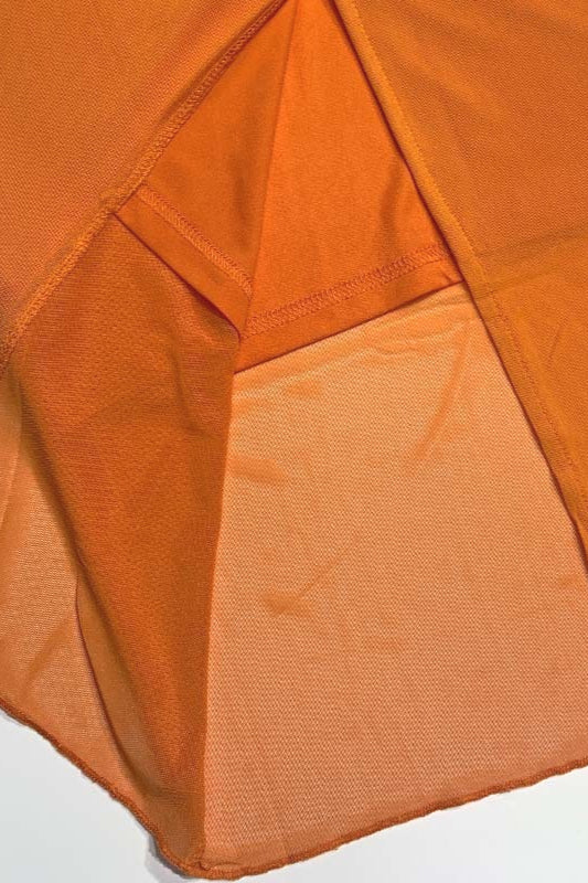 Detail van kantafwerking en wikkeloverslag van de midi jurk