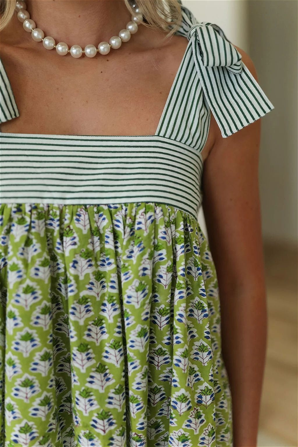 Dames midi jurk met bloemenprint en strepen, volledig silhouet