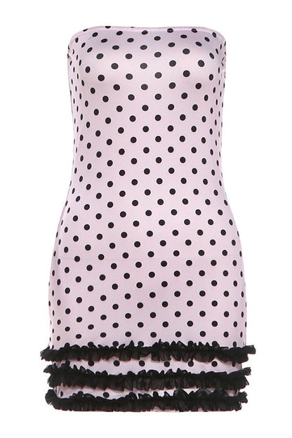 Detail van bustier halslijn en stippenprint van de mini jurk