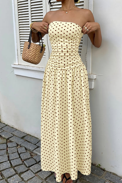 Zijaanzicht van dames strapless polkadot maxi jurk met aansluitende pasvorm
