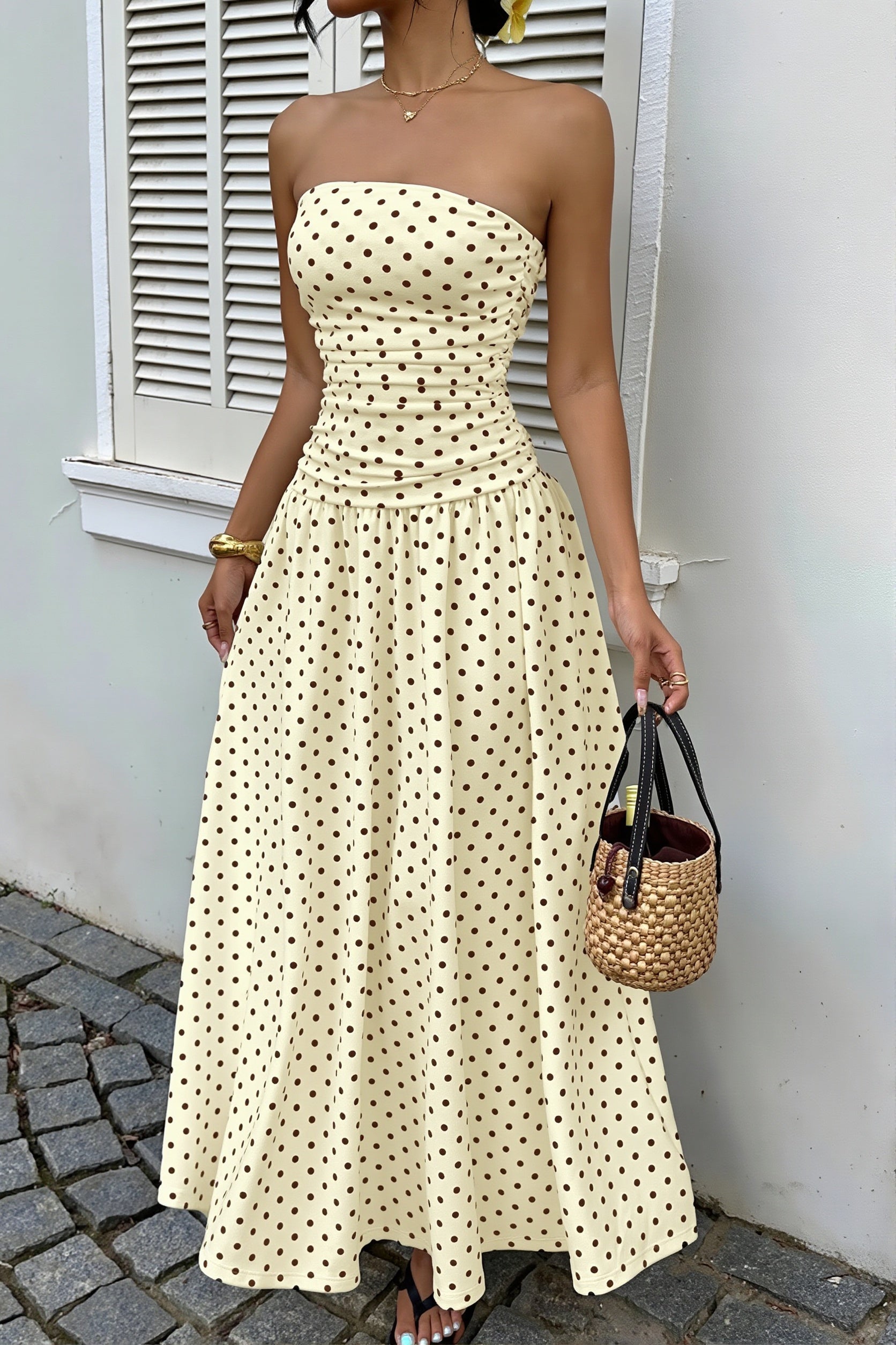 Dames strapless polkadot maxi jurk volledig zichtbaar vanaf de voorkant