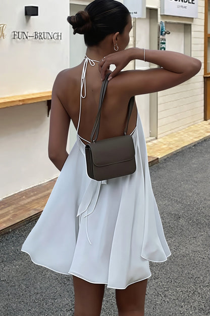 Dames halter mini jurk met halterhals en diepe v-hals in close-up