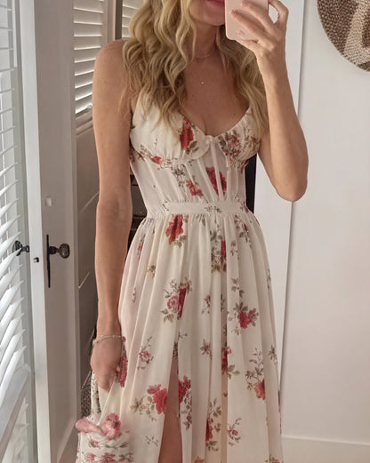 Achteraanzicht van de dames maxi jurk met bloemenprint
