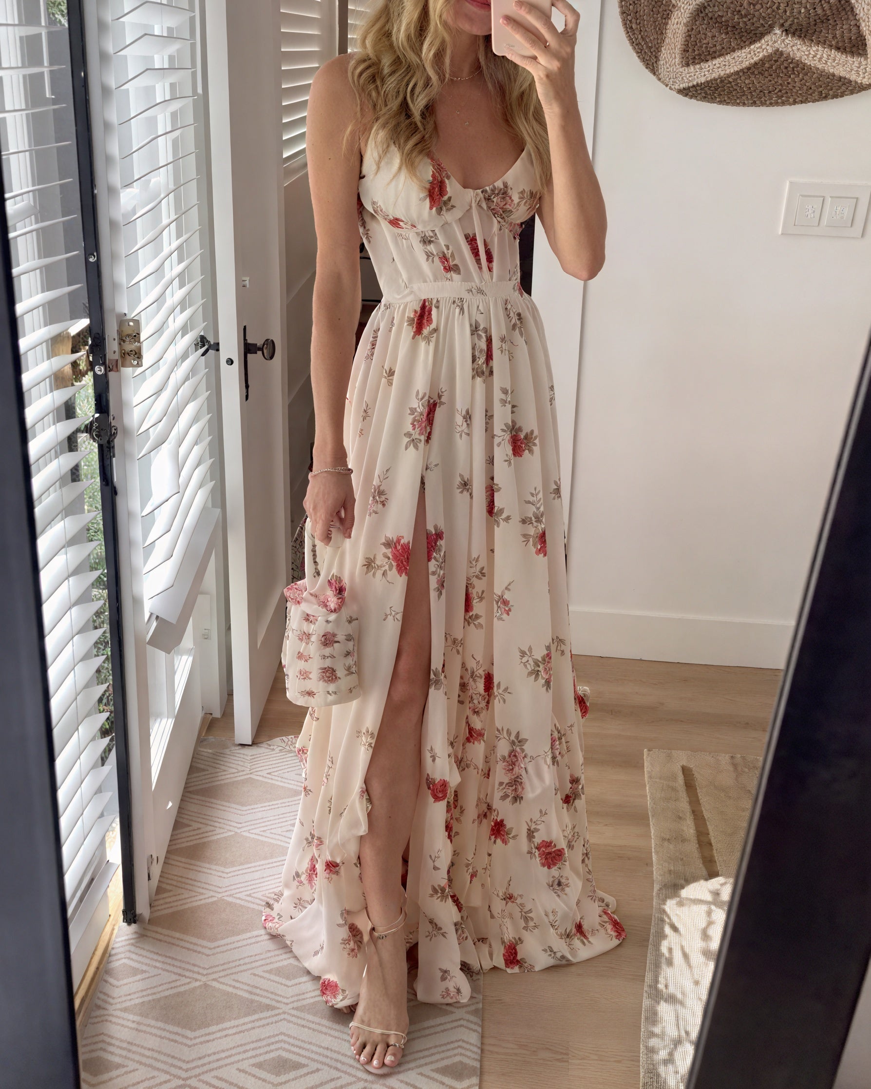 Zijaanzicht van de maxi jurk met bloemenprint en elegante pasvorm