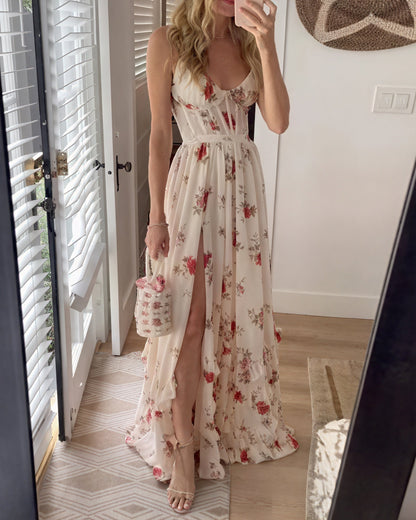 Zijaanzicht van de maxi jurk met bloemenprint en elegante pasvorm