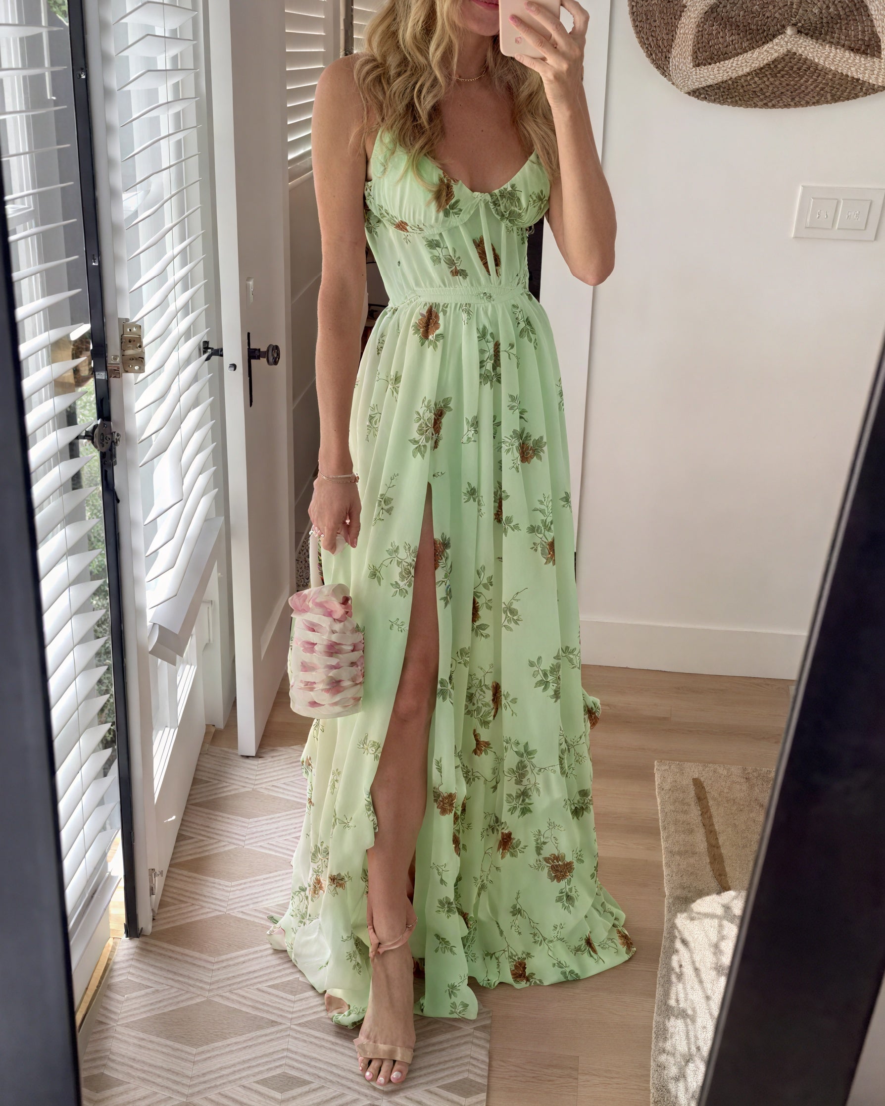 Dames maxi jurk met bloemenprint en zijsplit op een lichte achtergrond