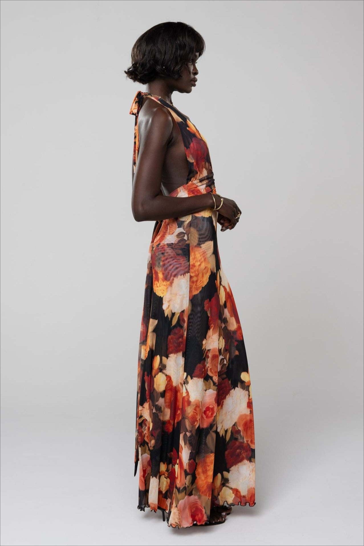 Dames halter maxi jurk met print en open rug gedragen door model