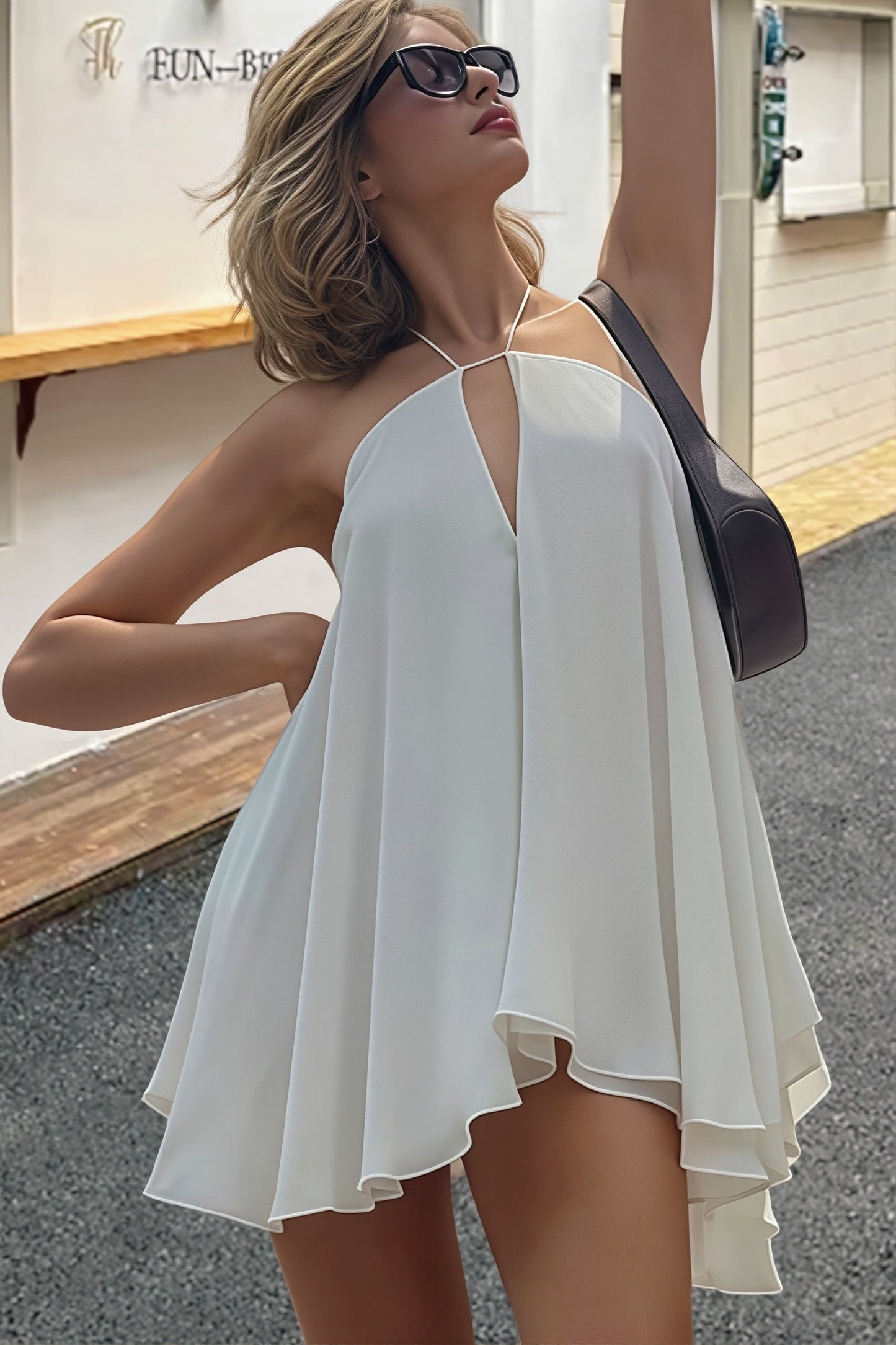 Dames halter mini jurk met open rug en losse pasvorm, achteraanzicht