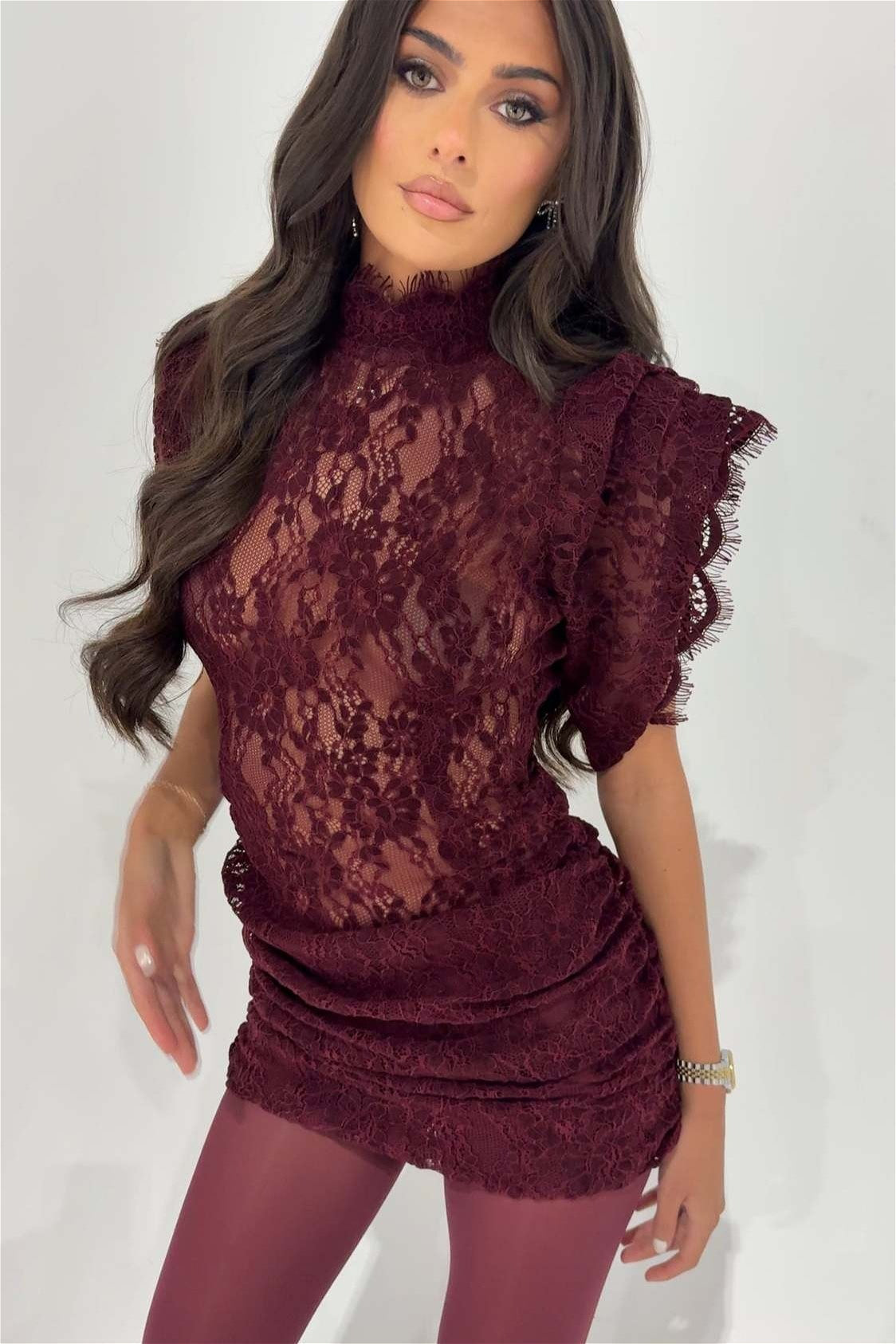 Dames bodycon mini jurk met kant en col in elegante pose