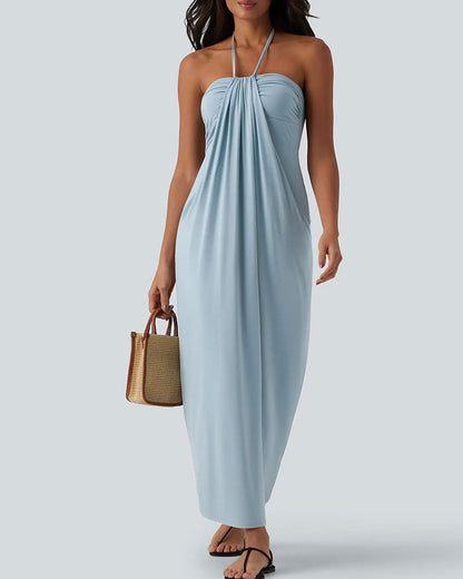 Dames halter maxi jurk met vloeiende rok gedragen in een staande pose