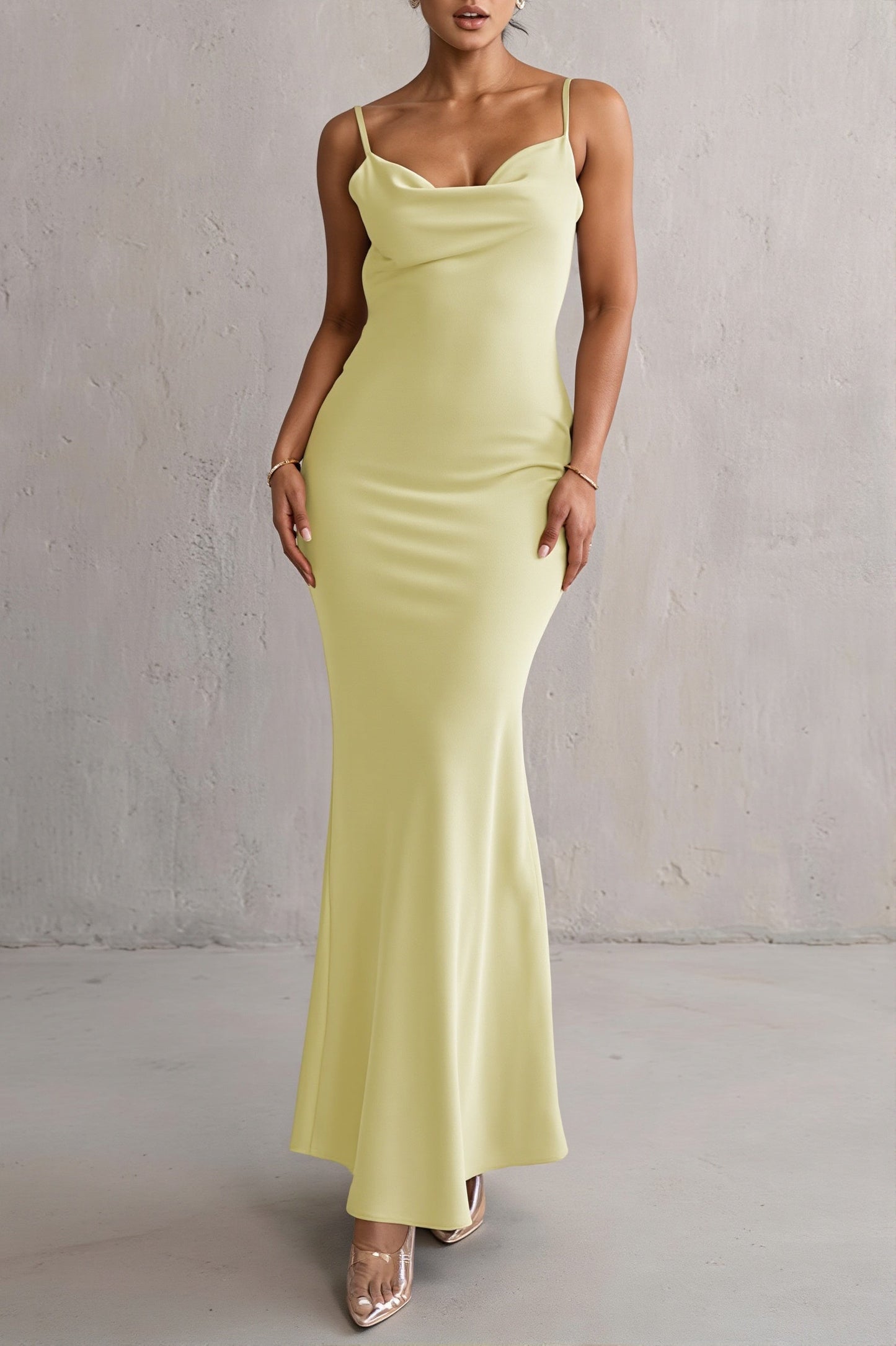 Maxi slipdress gedragen door model met verfijnde avondlook