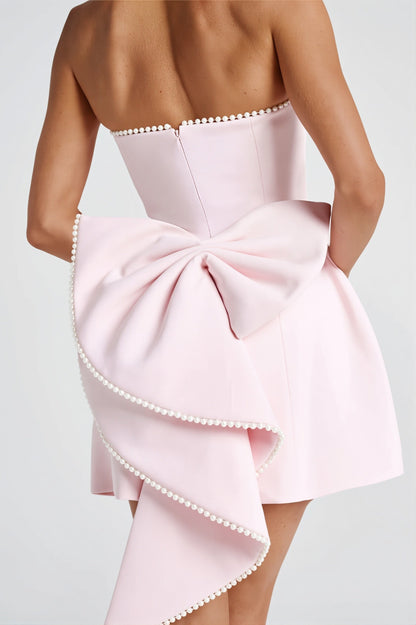 Dames mini jurk met gladde bandeautop en speelse rok