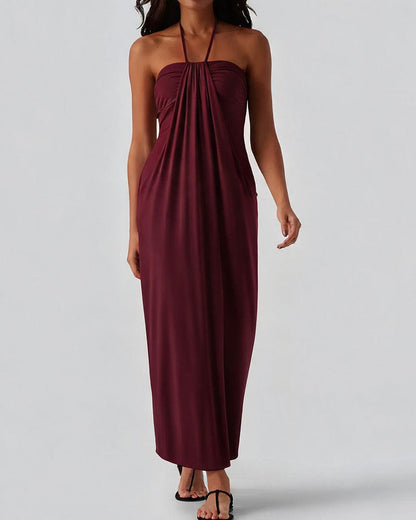 Dames maxi jurk met halter en drapering getoond vanuit driekwart aanzicht