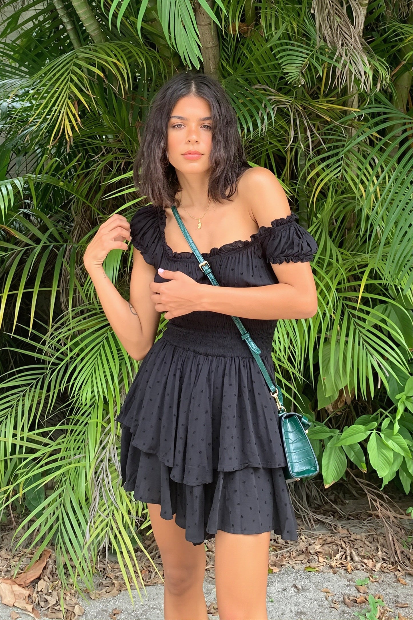 Detail van het borduursel op de off shoulder wikkel mini jurk