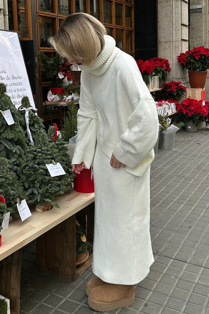 Tweedelige damesoutfit met oversized coltrui en maxirok