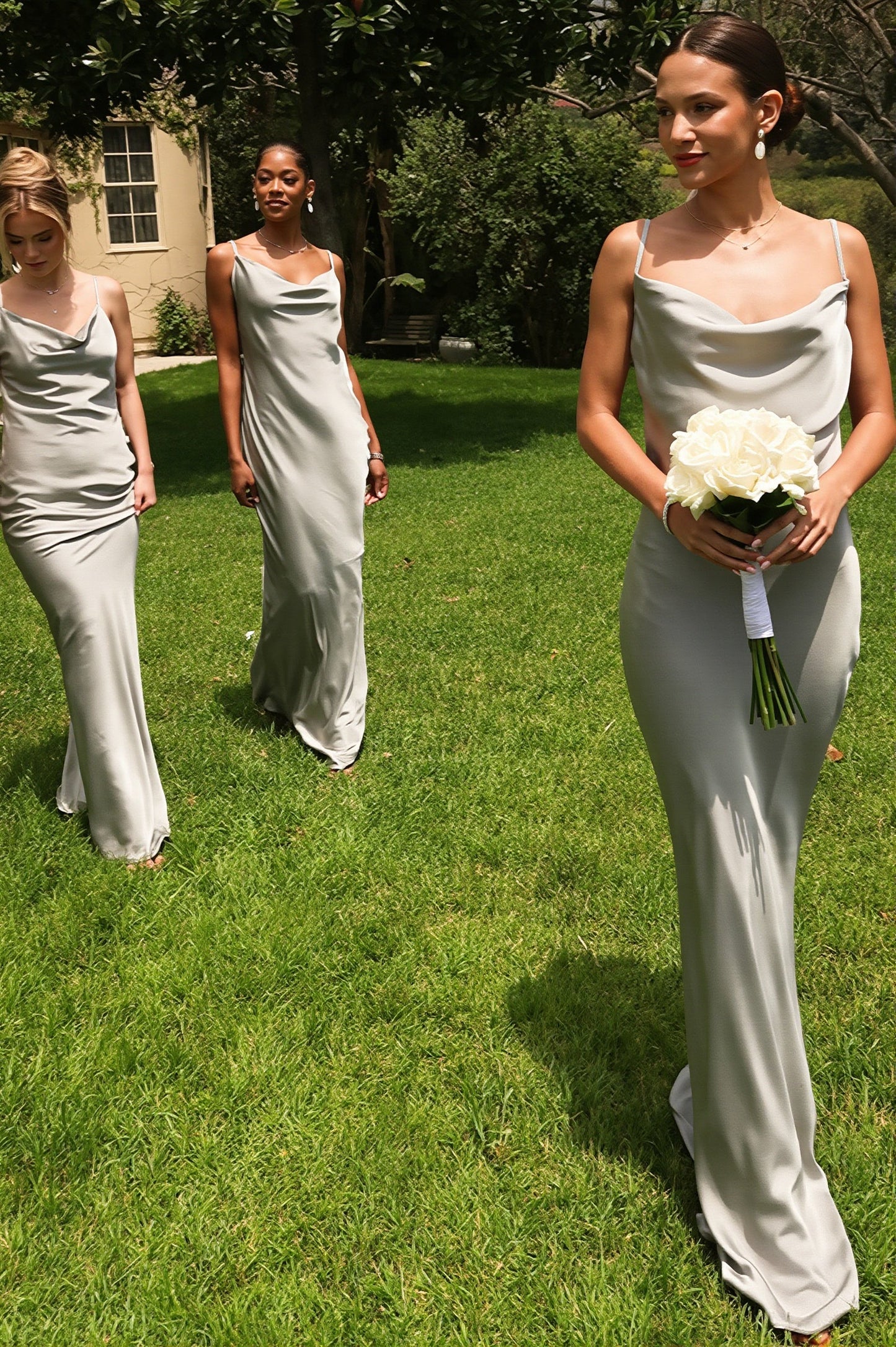 Zijaanzicht van de dames slipdress met vloeiende maxi lengte
